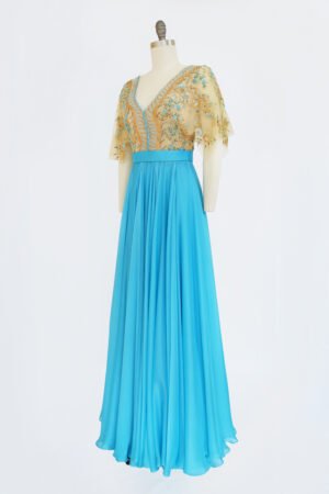 VESTIDO CUELLO V TUL BORDADO NUDE Y TURQUESA