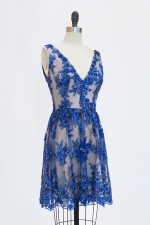 VESTIDO CORTO CUELLO V BORDADO AZUL REY