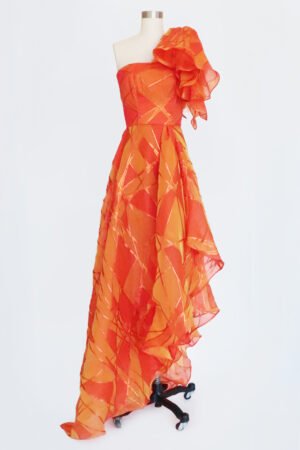 VESTIDO STRAPLESS NARANJA CON ADORNO EN HOMBRO