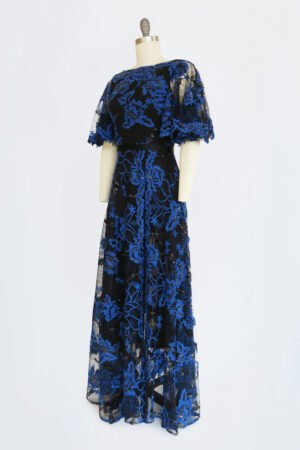 VESTIDO CUELLO OJAL ENCAJE BORDADO NEGRO Y AZUL