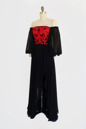 VESTIDO NEGRO HOMBROS DESNUDOS CON APLICACIÓN ROJA