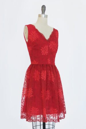 VESTIDO CORTO CUELLO V BORDADO METÁLICO ROJO