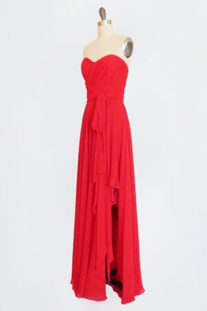 VESTIDO STRAPLESS DRAPEADO EN DIAGONAL ROJO