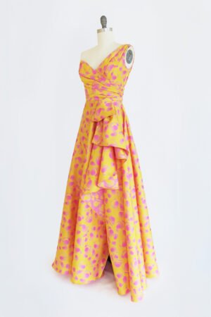VESTIDO UN HOMBRO BROCADO AMARILLO Y ROSA