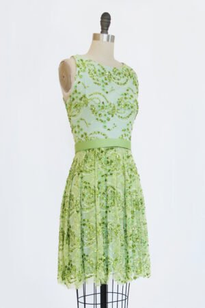 VESTIDO CORTO CUELLO CREW BORDADO VERDE ACIDO