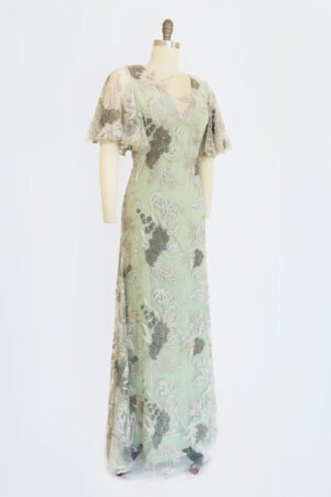 VESTIDO CUELLO V CON MANGAS TUL BORDADO BAMBOO Y GRIS